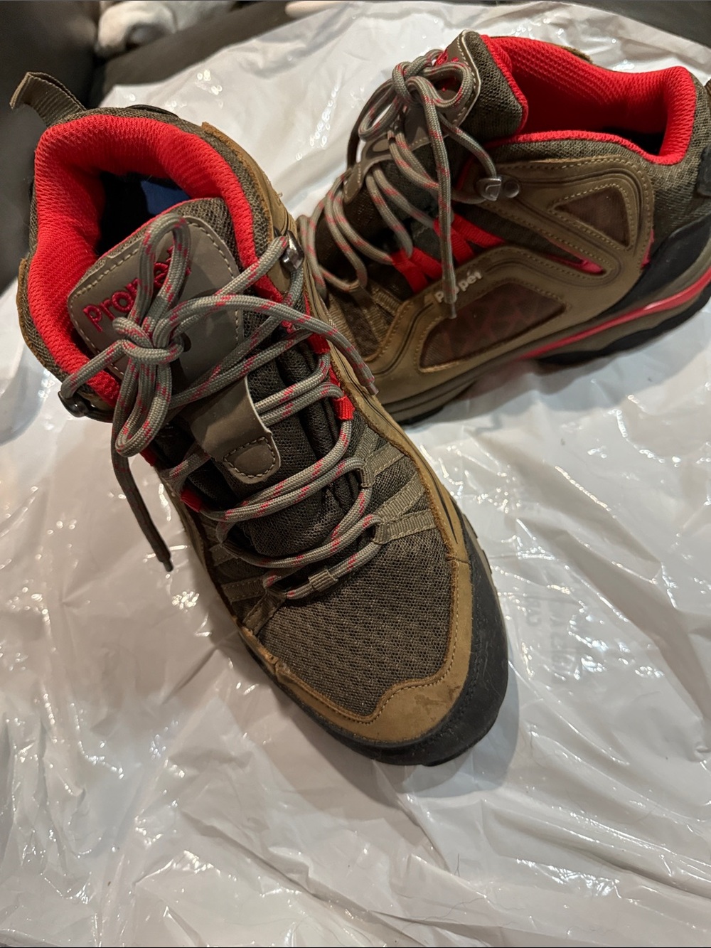 Propet Women’s Leather Hiking Shoes in Olive Brown with Red Accents in EUC.